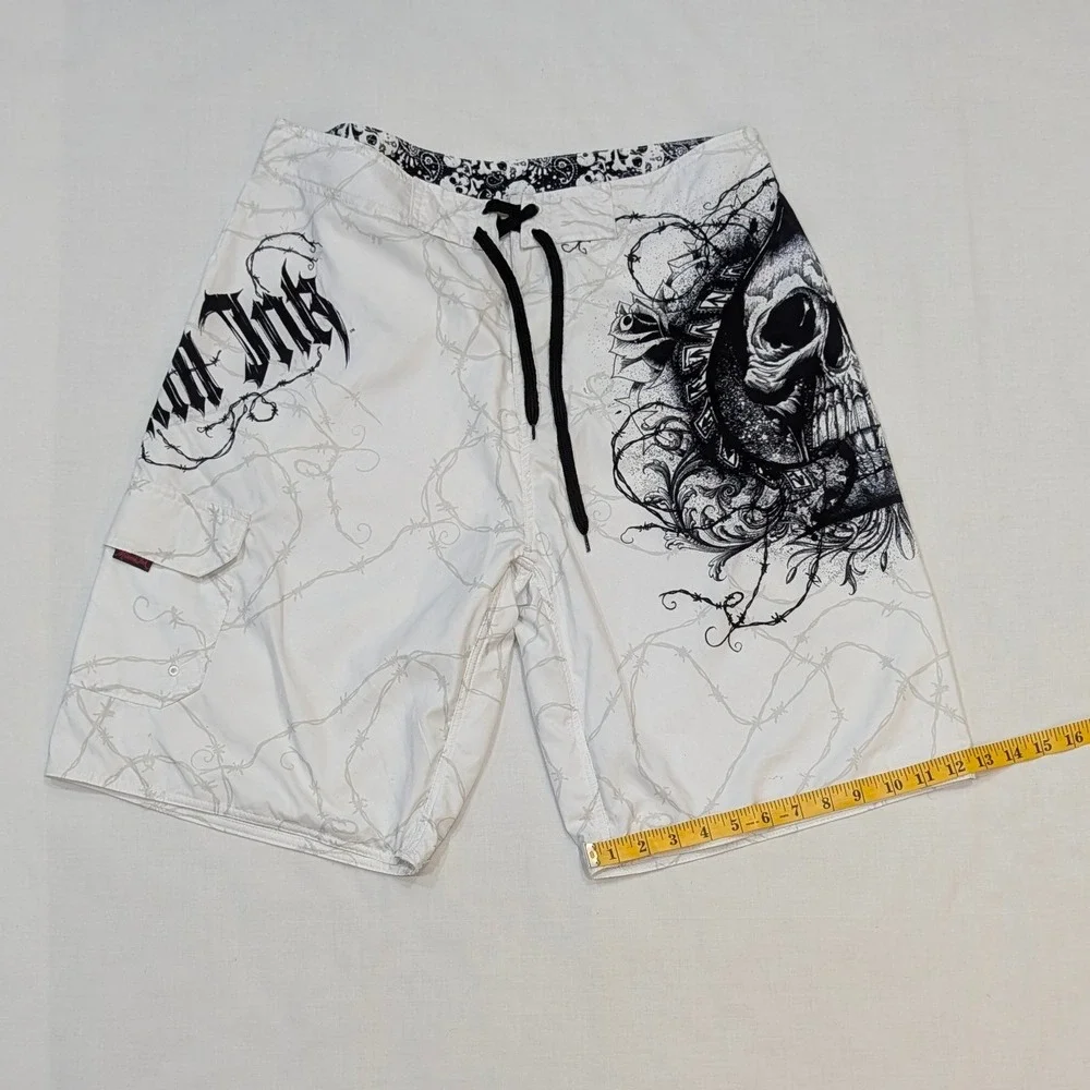 Miami Ink Men's White Skull Barbed Wire Graphic Board Shorts 36 Y2K Tattoo